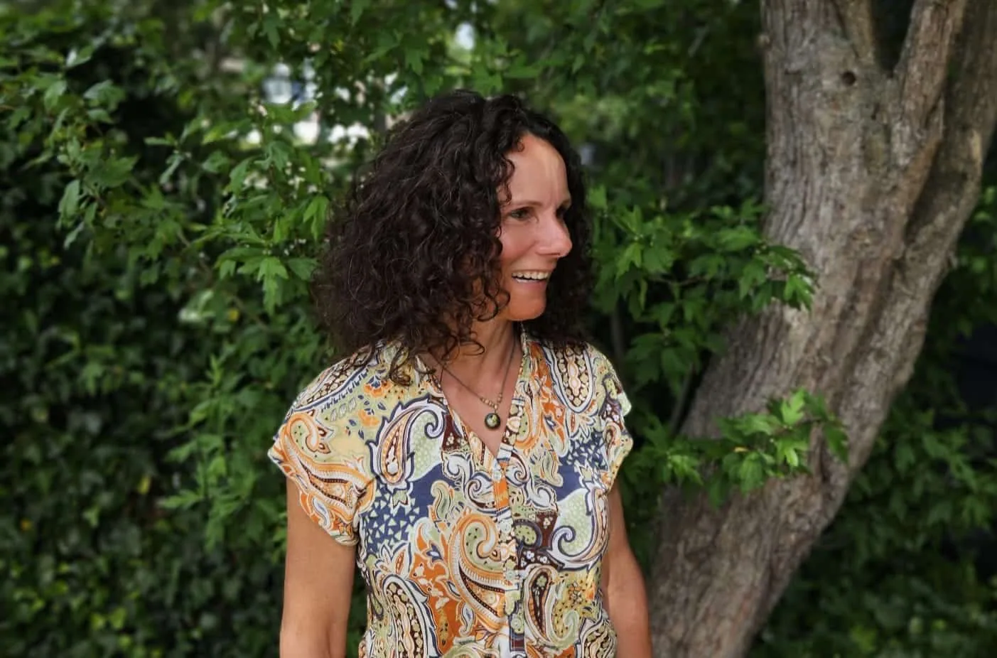 Natascha Verboom buiten in de tuin